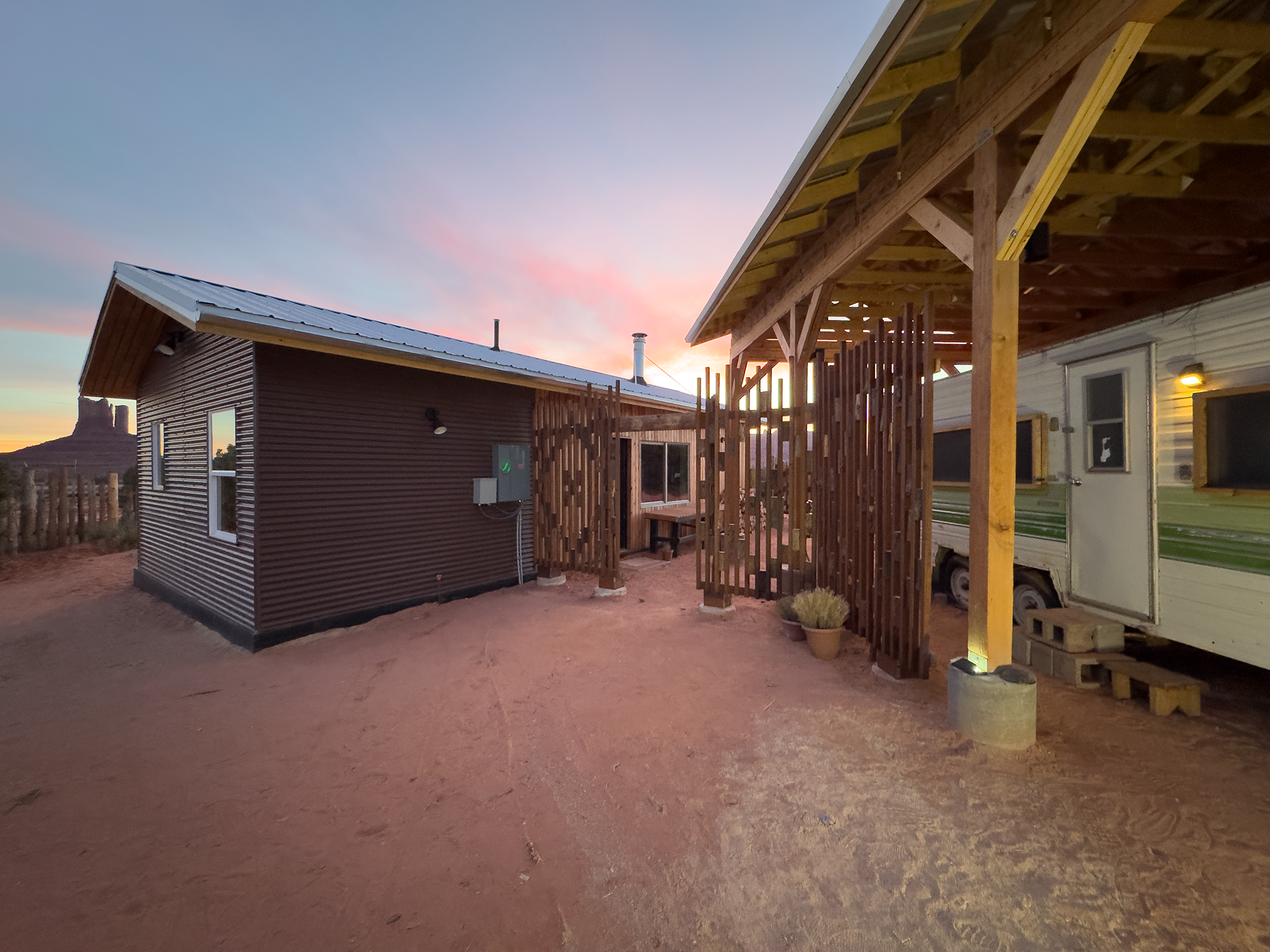 Completion of “Kinform – K’é éí hólǫ́” house - Photo 9