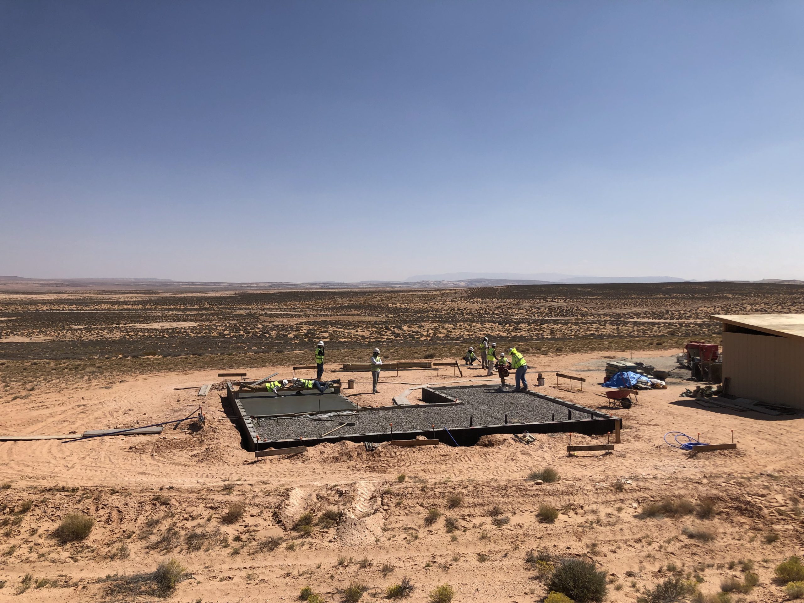 Students raising a wall together in the Utah desert